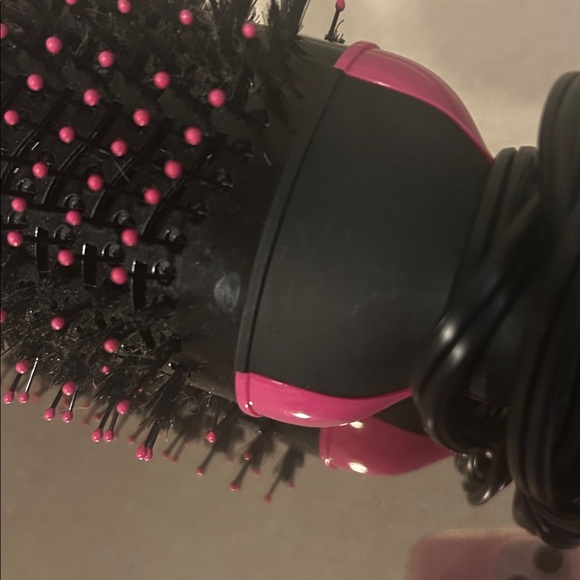 REVLON 2.8 Inch Barrel One-Step Volumizer Hair Dryer and Styler | 1.0 Volumizer - Picture 2 of 6